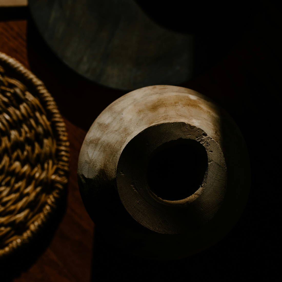 🌿 L'Éloge de la matière brute : pourquoi le bois, la céramique et le lin sont nos meilleurs alliés